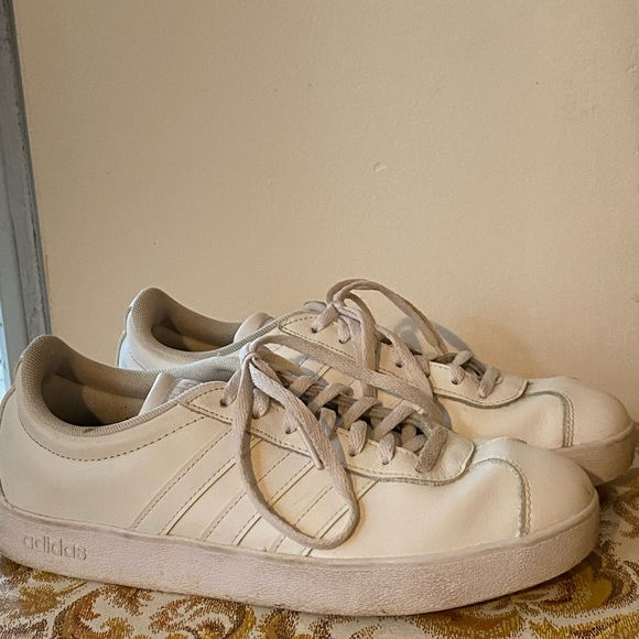 Adidas tennis shoes. - Picture 4 of 6